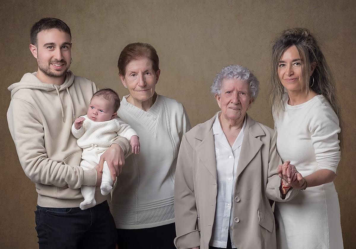 De izquierda a derecha, Noel, el pequeño Martín, Blanca, Felipa y Pili, en la bonita instantánea que recoge el encuentro entre cinco generaciones.
