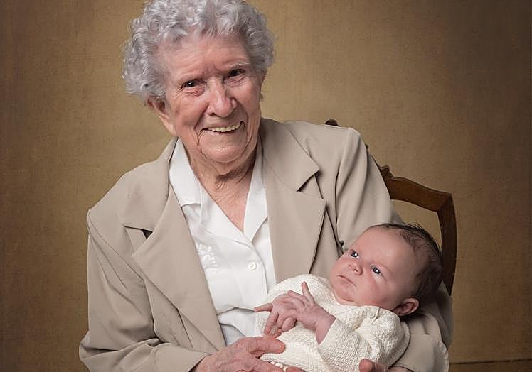 Felipa disfrutando de su tataranieto legazpiarra, Martín.