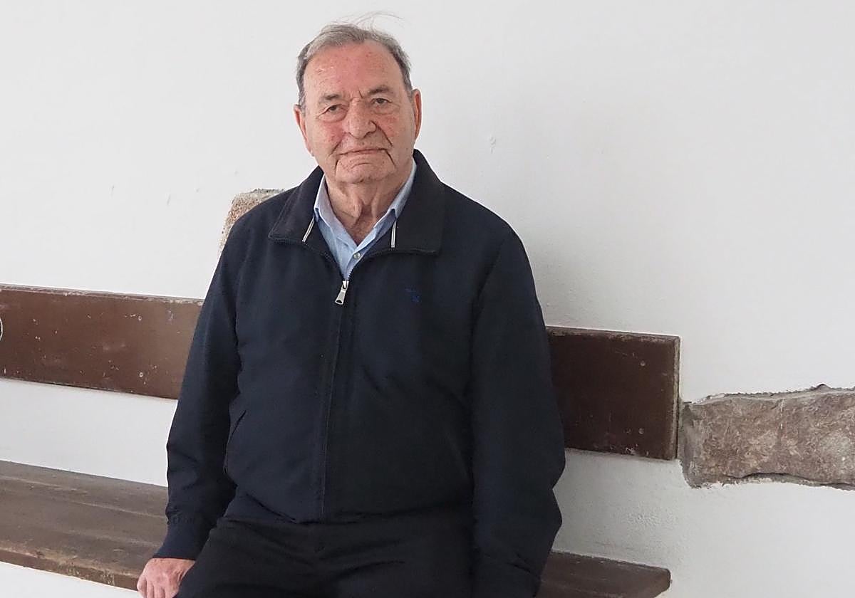 Jose Luis Doval 'Pepe', en la plaza de la cofradía.