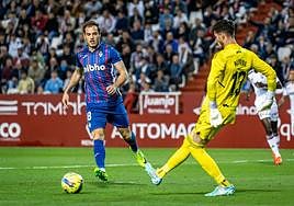 Bautista presiona al portero del Albacete.