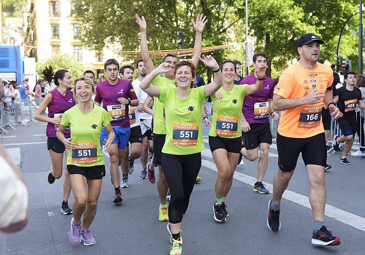 Un nutrido grupo de corredores a su paso por el Boulevard donostiarra en una edición anterior.