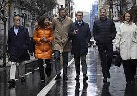 Núñez Feijóo ha paseado esta mañana por el centro de Donostia acompañado por los dirigentes vascos del PP y por los candidatos a la alcaldía y a la Diputación.