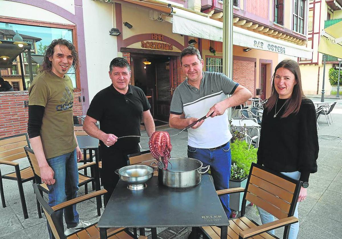 l pulpo y los huevos envueltos, una de sus especialidades, son todo un manjar en el Bar Ostebi de Irun.