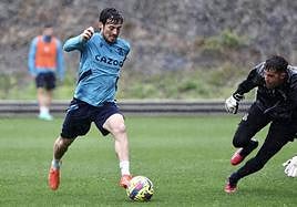 David Silva, entrenando este jueves al mismo ritmo que el resto del grupo.