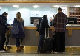 Turistas en la recepción del hotel de Londres y de Inglaterra.