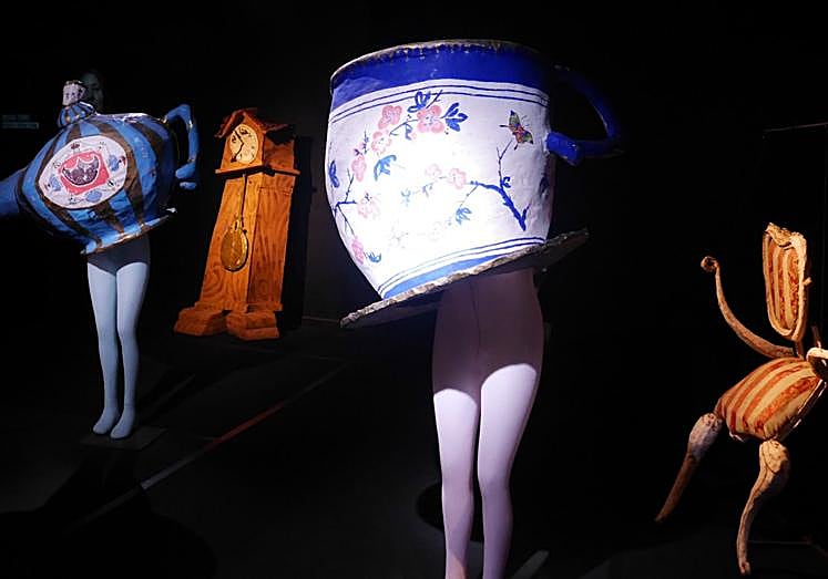 Teteras, reloj y silla 'en movimiento' de la obra 'El niño y los sortilegios'.