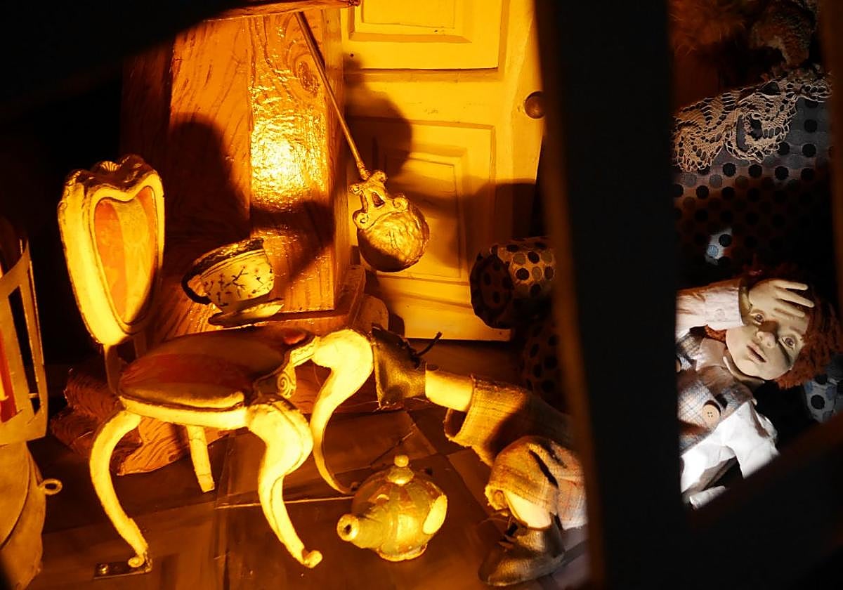 Movimiento. El recorrido presenta diversas instalaciones como esta habitación de un niño que enciende el visitante a su paso.