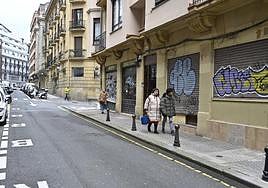 Persianas bajadas y poco tránsito peatonal dibujan la realidad de la calle San Bartolomé.