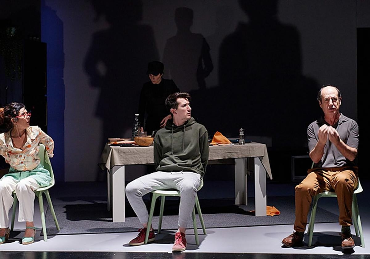 Las relaciones familiares en el entorno digital son el eje central de la obra de teatro 'Familia Sarekada'.