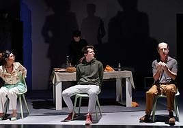 Las relaciones familiares en el entorno digital son el eje central de la obra de teatro 'Familia Sarekada'.