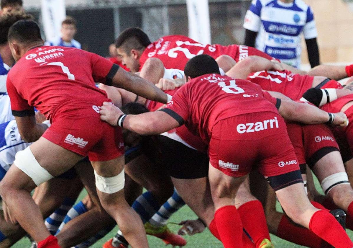 La delantera ordiziarra empuja durante una melé.