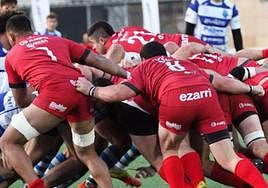 La delantera ordiziarra empuja durante una melé.