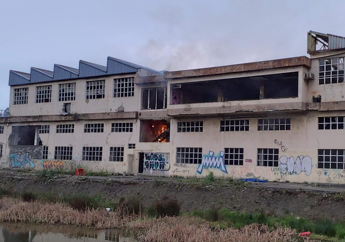 Incendio en un pabellón industrial abandonado