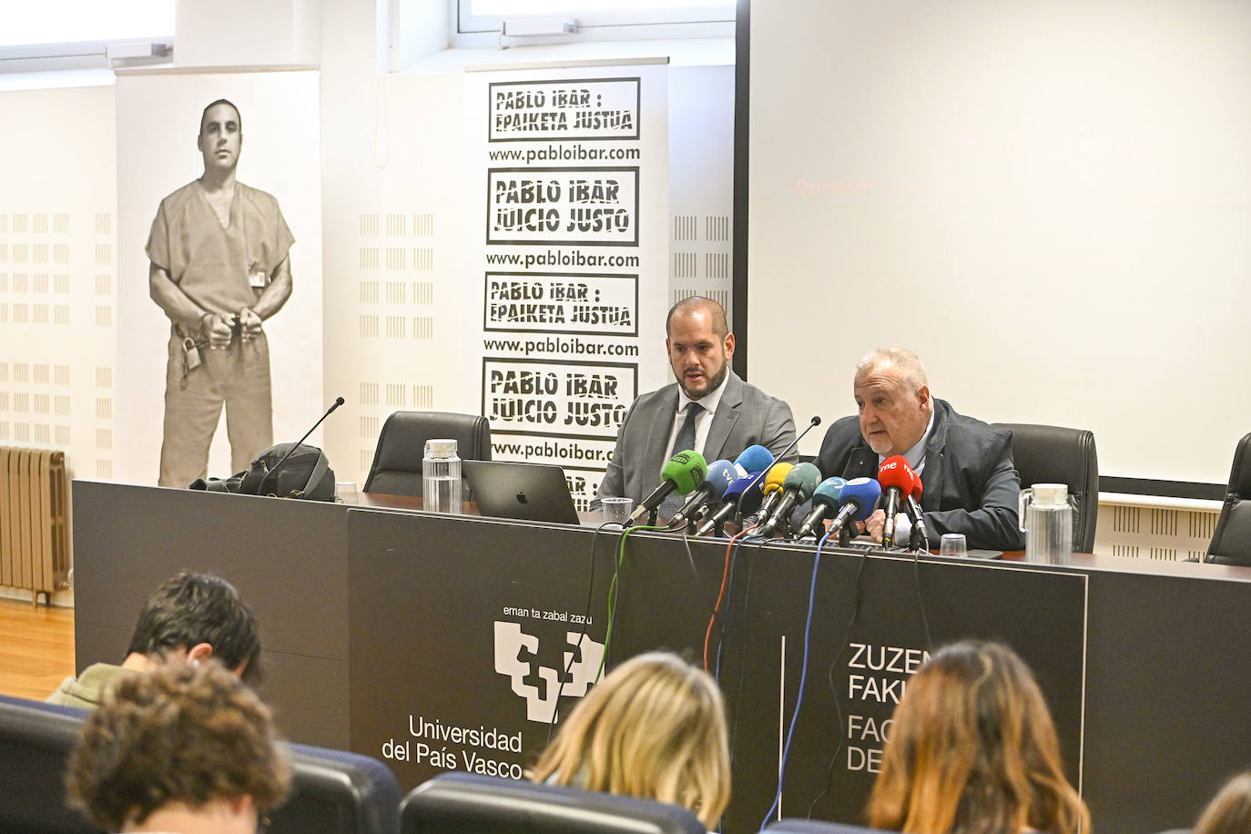 De izquierda a derecha, Joe Nascimiento, abogado de Pablo Ibar; y Andres Krakenberger, portavoz de la Asociación Pablo Ibar Juicio Justo, este lunes en la facultad de Derecho de San Sebastián.