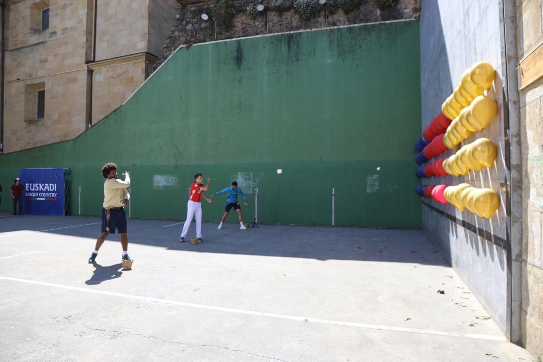 Una estrella de la NFL, de visita en San Sebastián