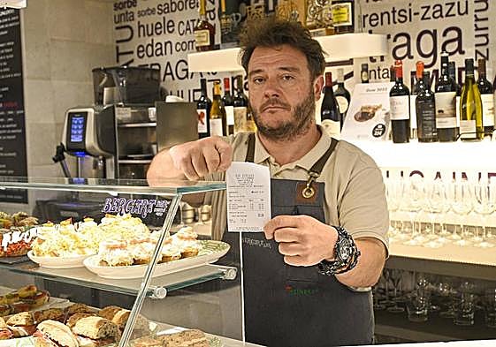 Monty Puig-Pey muestra la factura de 350 euros que no llegaron a cobrar a la clienta.