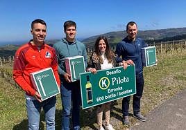 Javier Zabala, José Javier Zabaleta, Amaia Arguiñano (Bodega K-5) y Aitor Elordi, con parte del lote de txakoli.