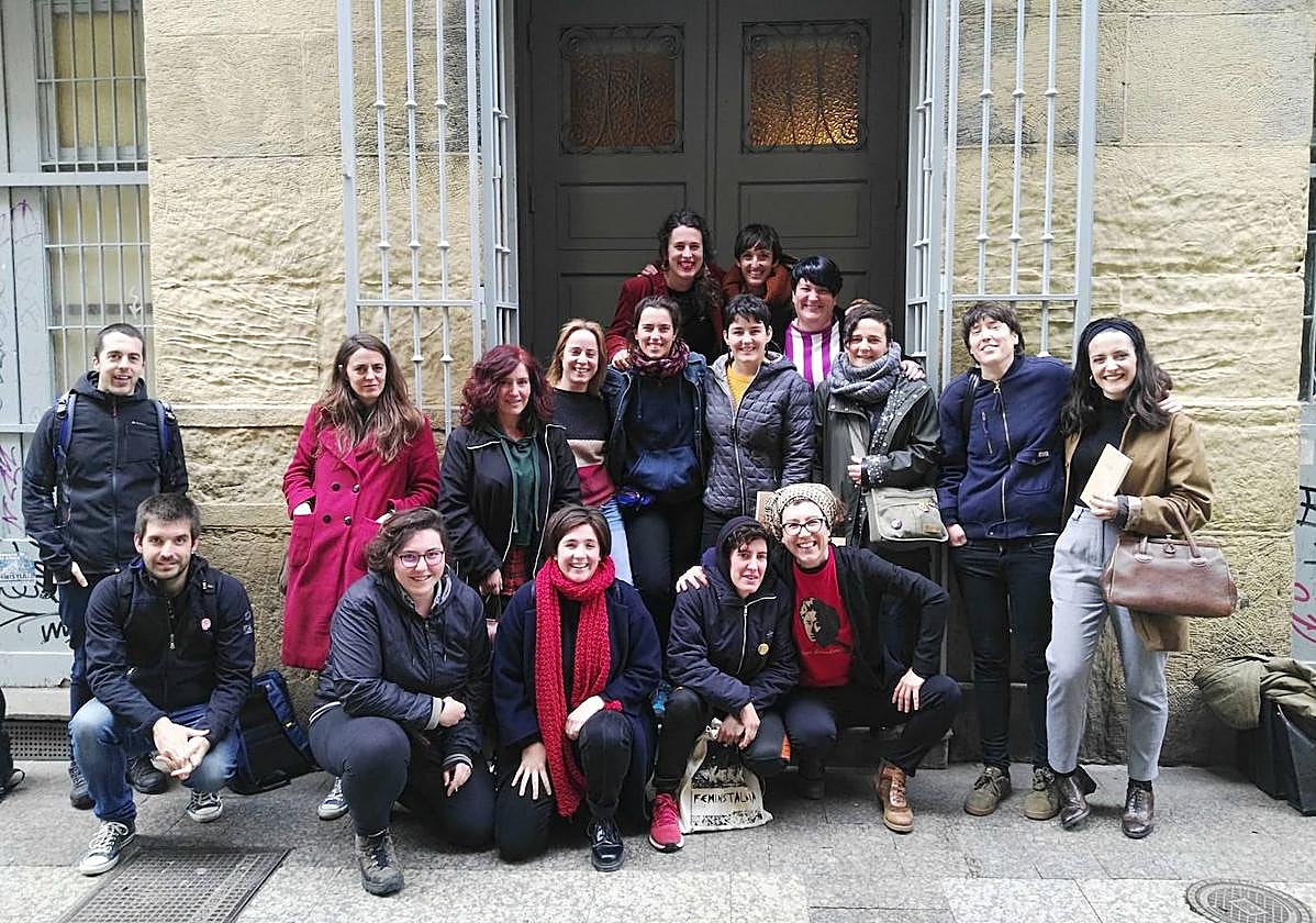 'Kontrako eztarritik' saiakeraren aurkezpeneko irudia.