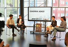 Xanti Agirrezabala, Ines Osinaga, Ane Abarrategi eta Ane Elordi, Dinamon (Azpeitia) egindako aurkezpenean.