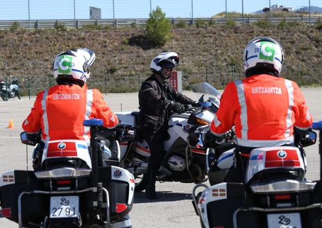 Imagen secundaria 1 - Los motoristas de la Ertzaintza se &#039;entrenan&#039; a lo Marc Márquez de cara al Tour