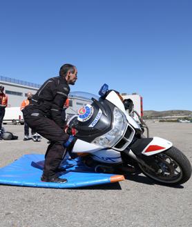 Imagen secundaria 2 - Los motoristas de la Ertzaintza se &#039;entrenan&#039; a lo Marc Márquez de cara al Tour