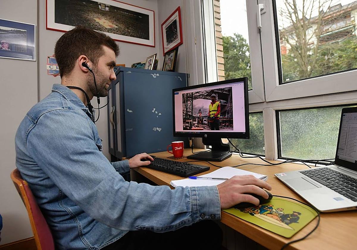 Un trabajador guipuzcoano teletrabajando en plena pandemia, en febrero de 2021.