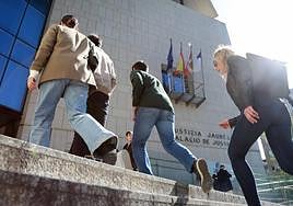 La sensación a las puertas del Palacio de Justicia de Donostia ha sido deamplio seguimiento de la huelga de funcionarios judiciales.