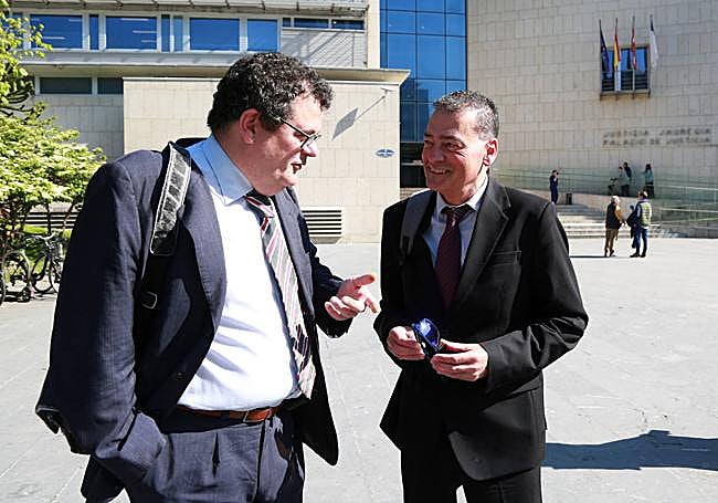 Los abogados Daniel Martín Sorolla y Pablo López Goenaga se solidarizaban con el personal en huelga.