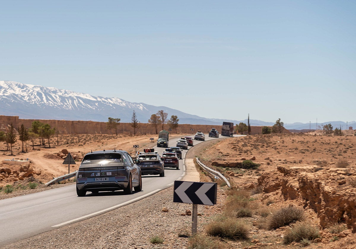 Camino de Meknes a Erfoud, con el IONIQ 5, 100% ELêCTRICO Cerrando el grupo. 