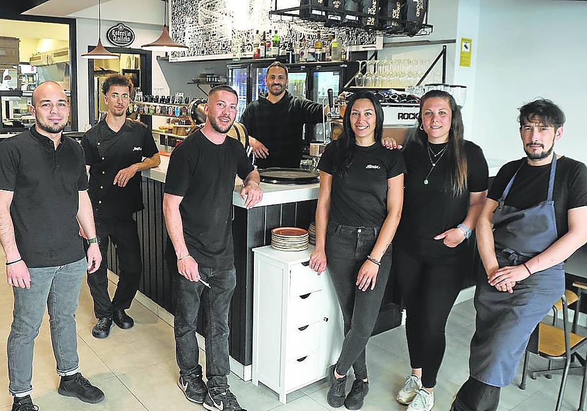 El equipo al completo del Suklab,, listo para atender a su clientela.