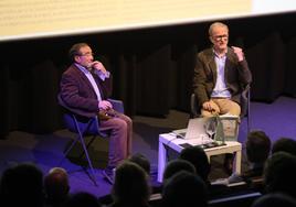 El periodista Jesús Torquemada y el autor, Eduardo Escobar, en la presentación del libro.