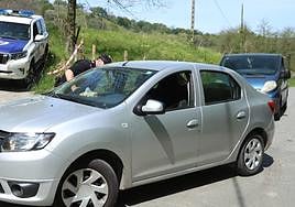 La Ertzaintza registra la entrada de uno de los vehículos a la zona en la que se han encontrado los cuerpos.