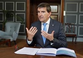 Juan José Etxeberria en su despacho.