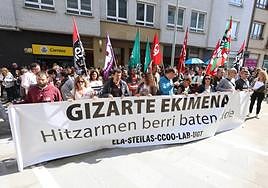 Concentración de los sindicatos frente a la sede de Kristau Eskola.