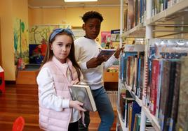 Kiara Urrutia y Oliver Kwedi Mikano, en la biblioteca infantil de la Parte Vieja.