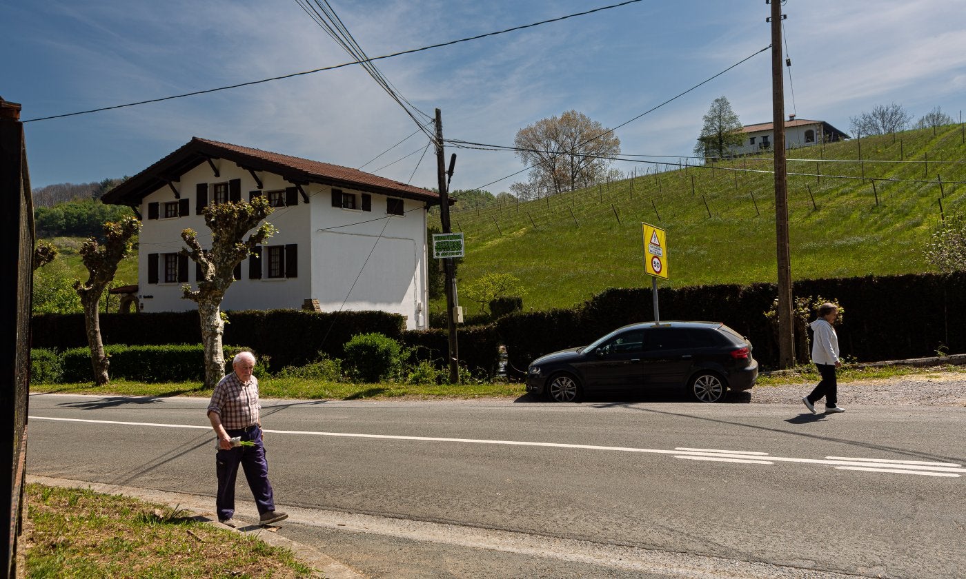 Agustín camina por delante de su caserío.