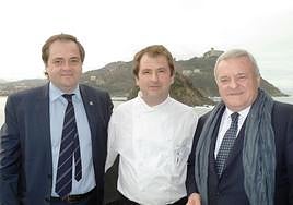 Patxi Izco, a la derecha de la fotografía, junto a Jokin Aperribay y el cocinero Mikel Santamaría en enero de 2012, su última visita a San Sebastián como presidente de Osasuna.