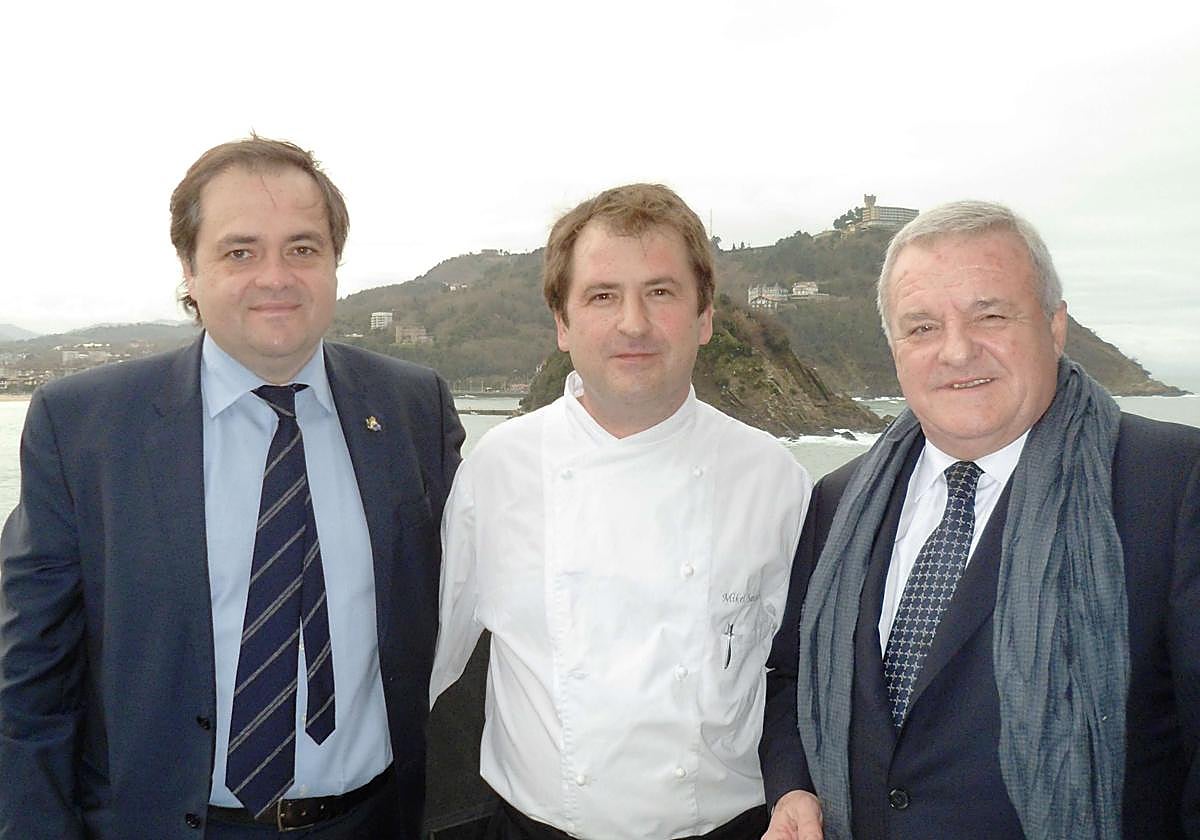 Patxi Izco, a la derecha de la fotografía, junto a Jokin Aperribay y el cocinero Mikel Santamaría en enero de 2012, su última visita a San Sebastián como presidente de Osasuna.