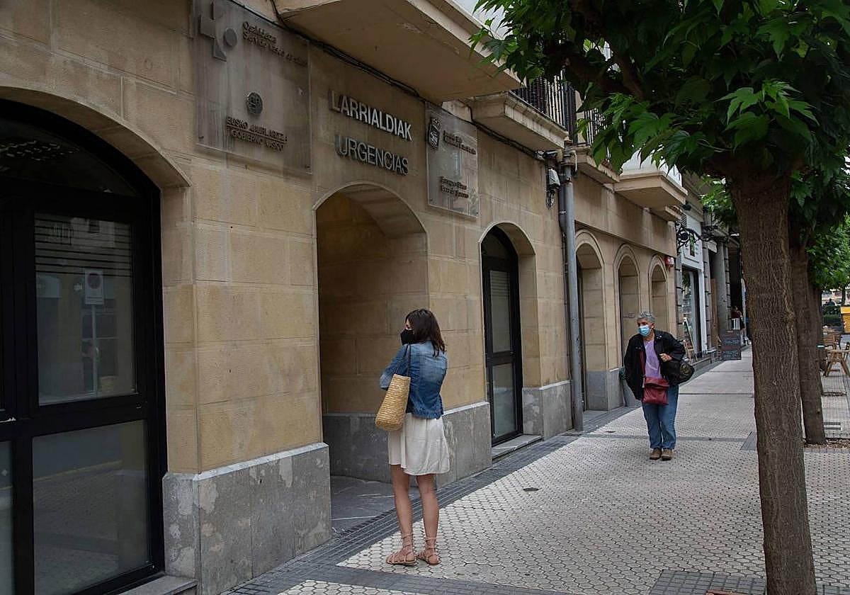 Una mujer se dispone a entrar en el PAC de la calle Bengoetxea, en Donostia.