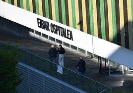 Tres pacientes salen de una consulta en el Hospital de Eibar.