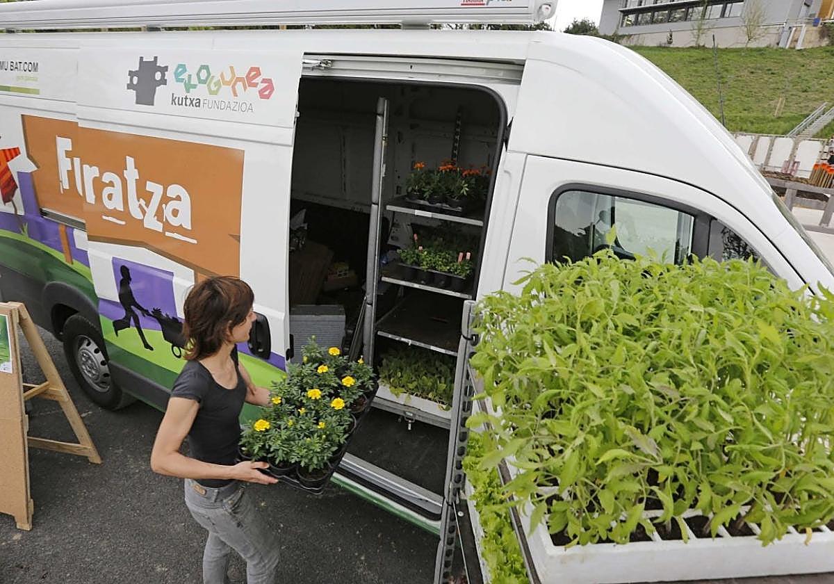 La Furgobaratza en una de las visitas que lleva a cabo a diferentes localidad de Gipuzkoa.