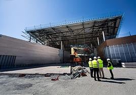 La nueva entrada al centro comercial tendrá una tejavana de color blanco y una gran puerta de cristal.