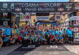 Voluntarios que trabajaron el año pasado, juntos en las calles de Zegama tras las prueba.