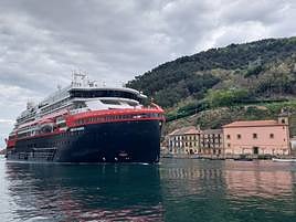 El crucero accede a la bahía de Pasaia.