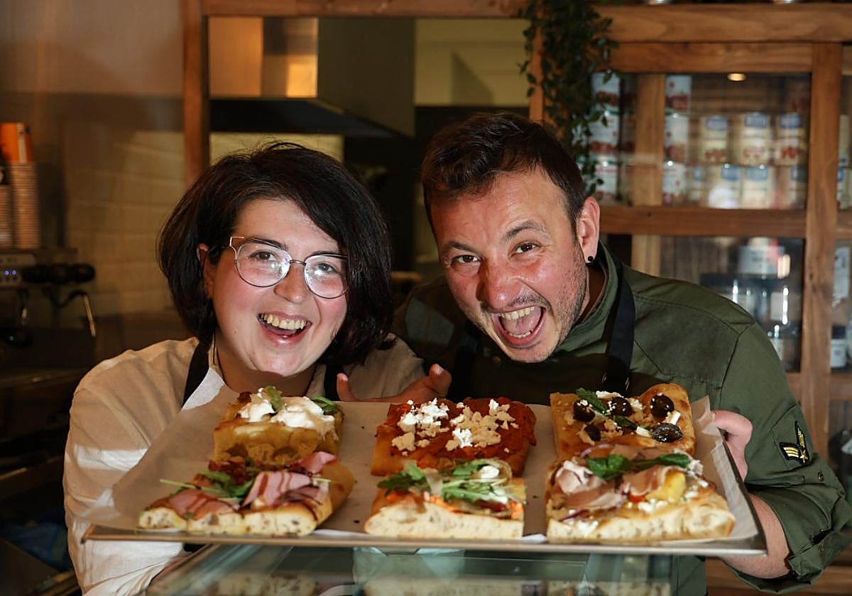 Falta Ian (3 años) pero es que casi no hay sitio para élen ese localillo de la calle Elkano donde los Karakolevhan abierto su Focacceria.