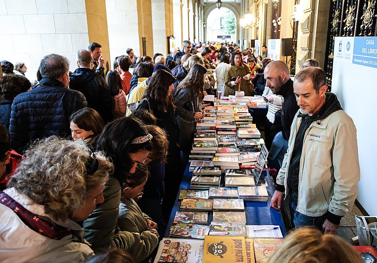 La afluencia de gente a la Plaza de Gipuzkoa ha sido constante durante la mañana.