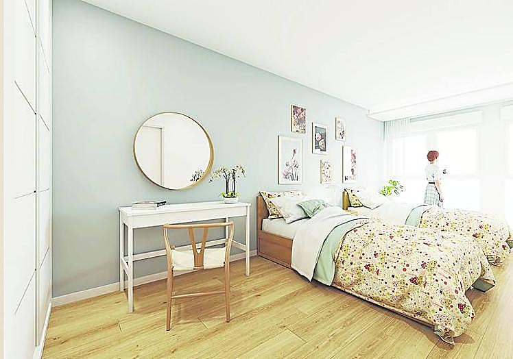 Imagen principal - Una de las habitaciones dobles, para madres con hijos. La biblioteca y la zona de estar, donde habrá cocina y mesas para comer.