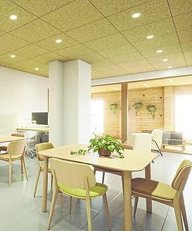 Imagen secundaria 2 - Una de las habitaciones dobles, para madres con hijos. La biblioteca y la zona de estar, donde habrá cocina y mesas para comer.