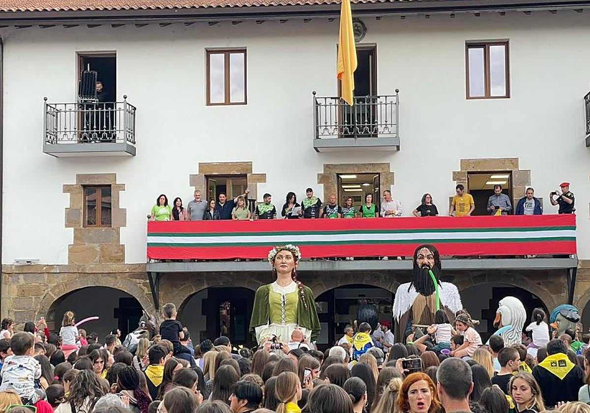 Los Antzar Korrikalariak fueron los encargados de lanzar el txupinazo que dio el comienzo a las fiestas.