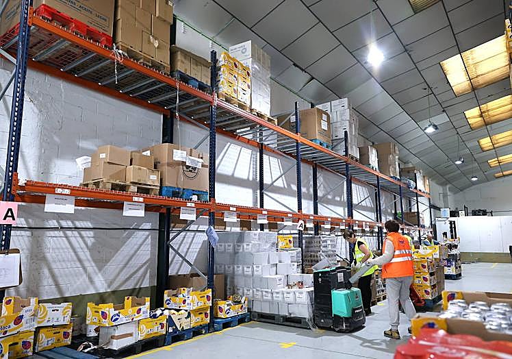 Imagen principal - La inflación vacía el almacén del Banco de Alimentos de Gipuzkoa